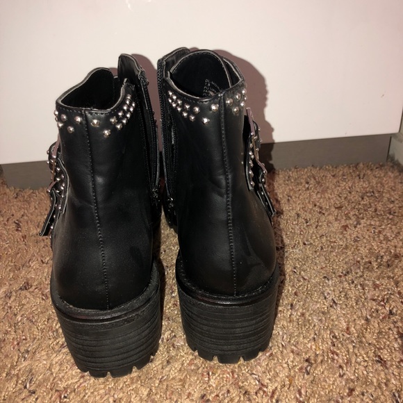 Black leather boots with silver studs. - Picture 3 of 4